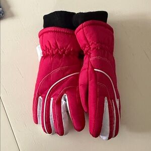 Grand Sierra girls size 4 to 6X new without tags Red and Black Winter Gloves